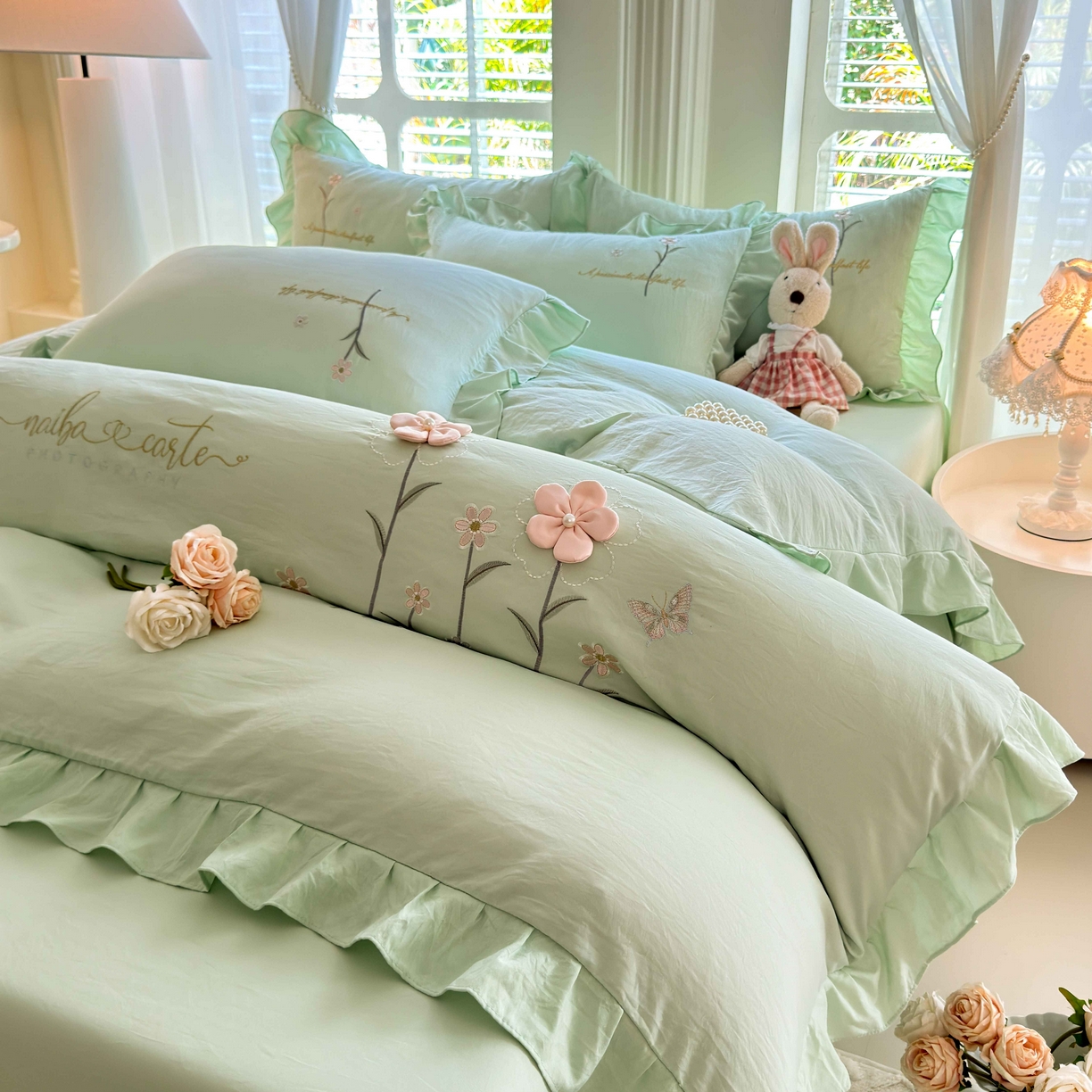 91家纺网 家纺一手货源 找家纺 大麦乐田 2025新款韩版水洗糯小棉立体花刺绣四件套 花田间-绿