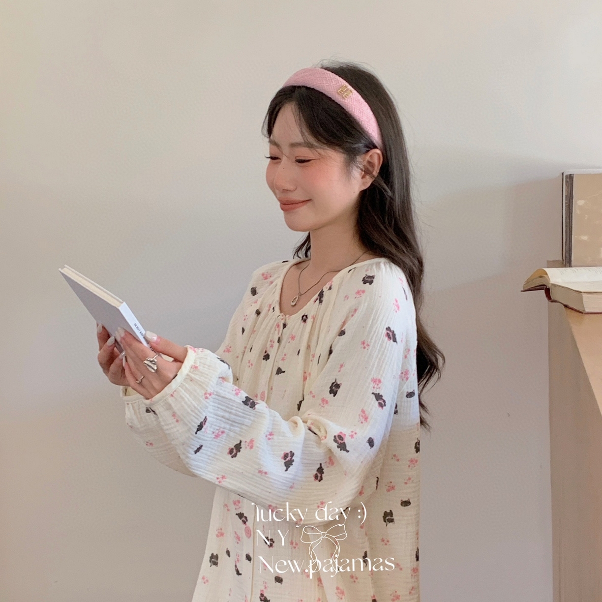 91家纺网 家纺一手货源 找家纺 纽约生活 2025新款绉布圆领开扣长袖长裤（会员-5） 黑碎花猫咪