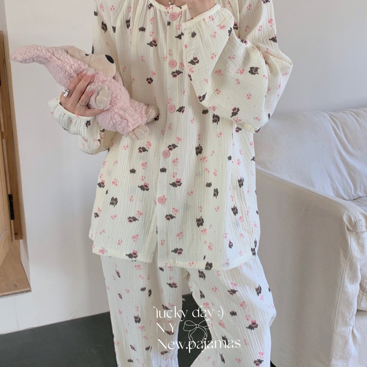 91家纺网 家纺一手货源 找家纺 纽约生活 2025新款绉布圆领开扣长袖长裤（会员-5） 黑碎花猫咪