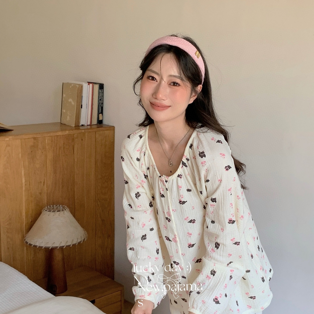 91家纺网 家纺一手货源 找家纺 纽约生活 2025新款绉布圆领开扣长袖长裤（会员-5） 黑碎花猫咪