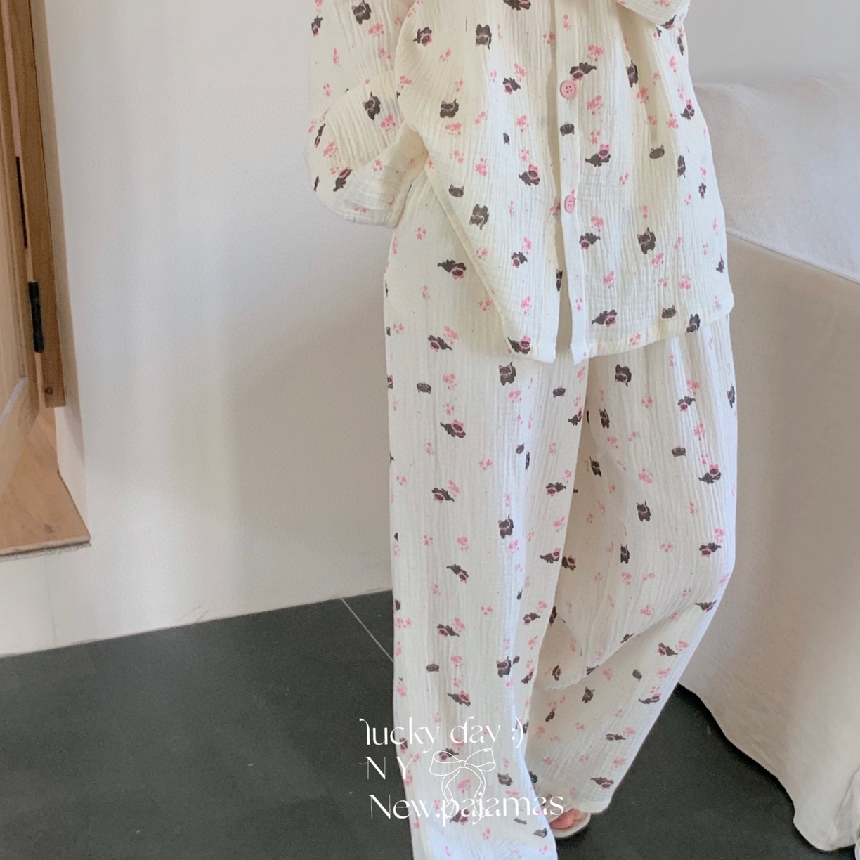 91家纺网 家纺一手货源 找家纺 纽约生活 2025新款绉布圆领开扣长袖长裤（会员-5） 黑碎花猫咪