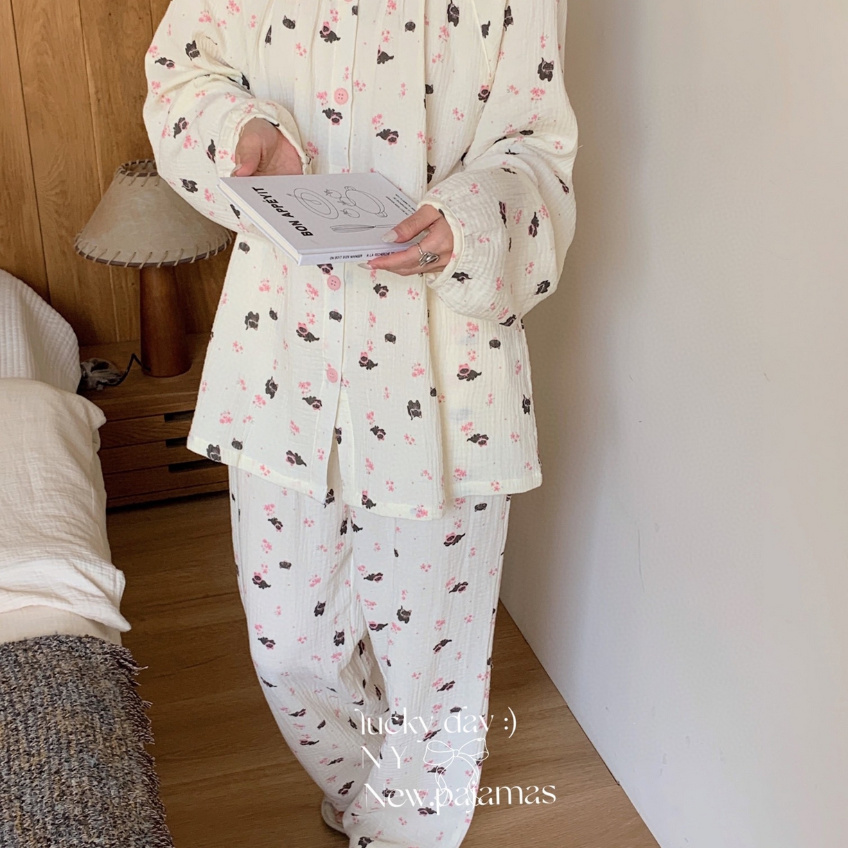 91家纺网 家纺一手货源 找家纺 纽约生活 2025新款绉布圆领开扣长袖长裤（会员-5） 黑碎花猫咪