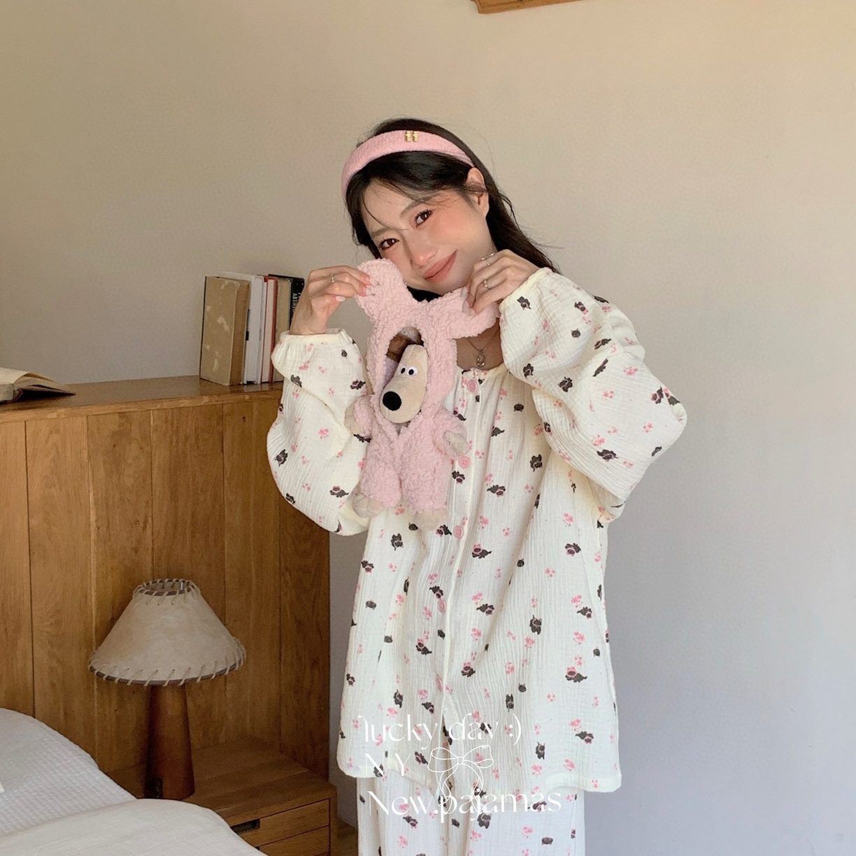 91家纺网 家纺一手货源 找家纺 纽约生活 2025新款绉布圆领开扣长袖长裤（会员-5） 黑碎花猫咪