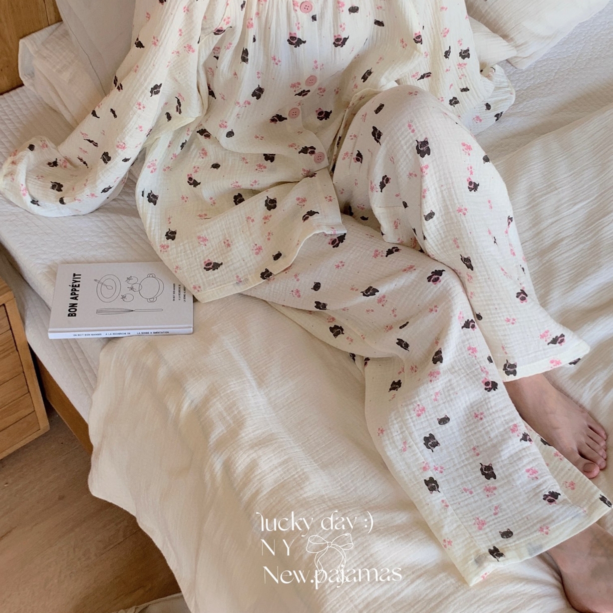 91家纺网 家纺一手货源 找家纺 纽约生活 2025新款绉布圆领开扣长袖长裤（会员-5） 黑碎花猫咪