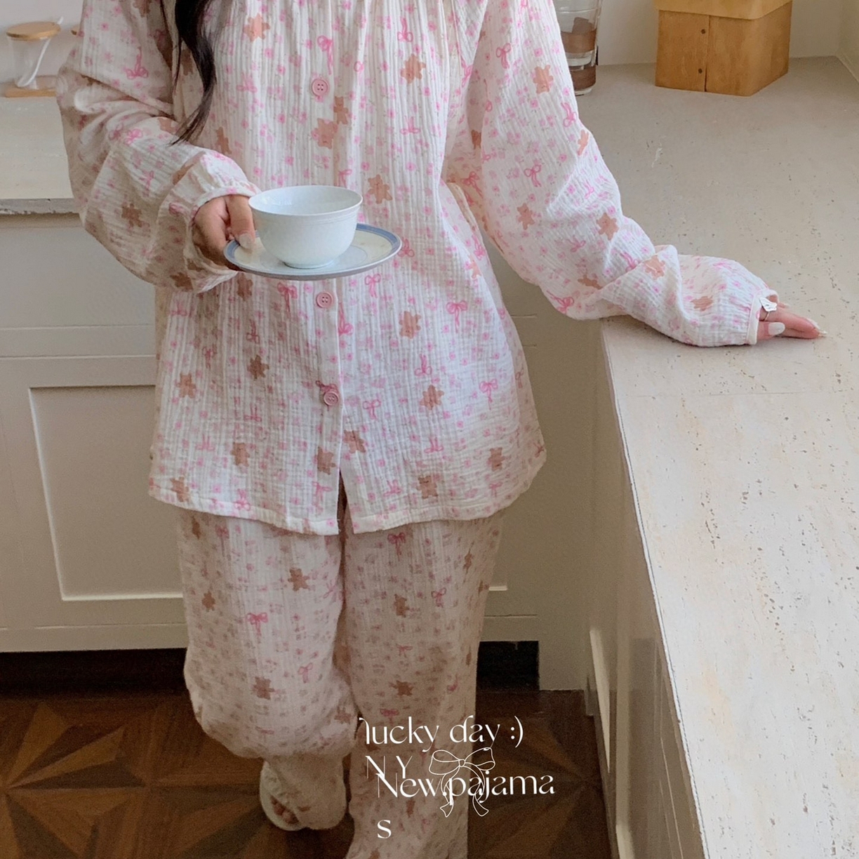 91家纺网 家纺一手货源 找家纺 纽约生活 2025新款绉布圆领开扣长袖长裤（会员-5） 蝴蝶结粉熊