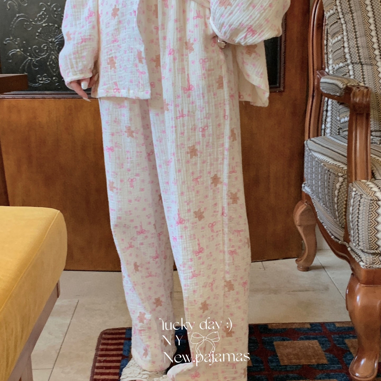 91家纺网 家纺一手货源 找家纺 纽约生活 2025新款绉布圆领开扣长袖长裤（会员-5） 蝴蝶结粉熊