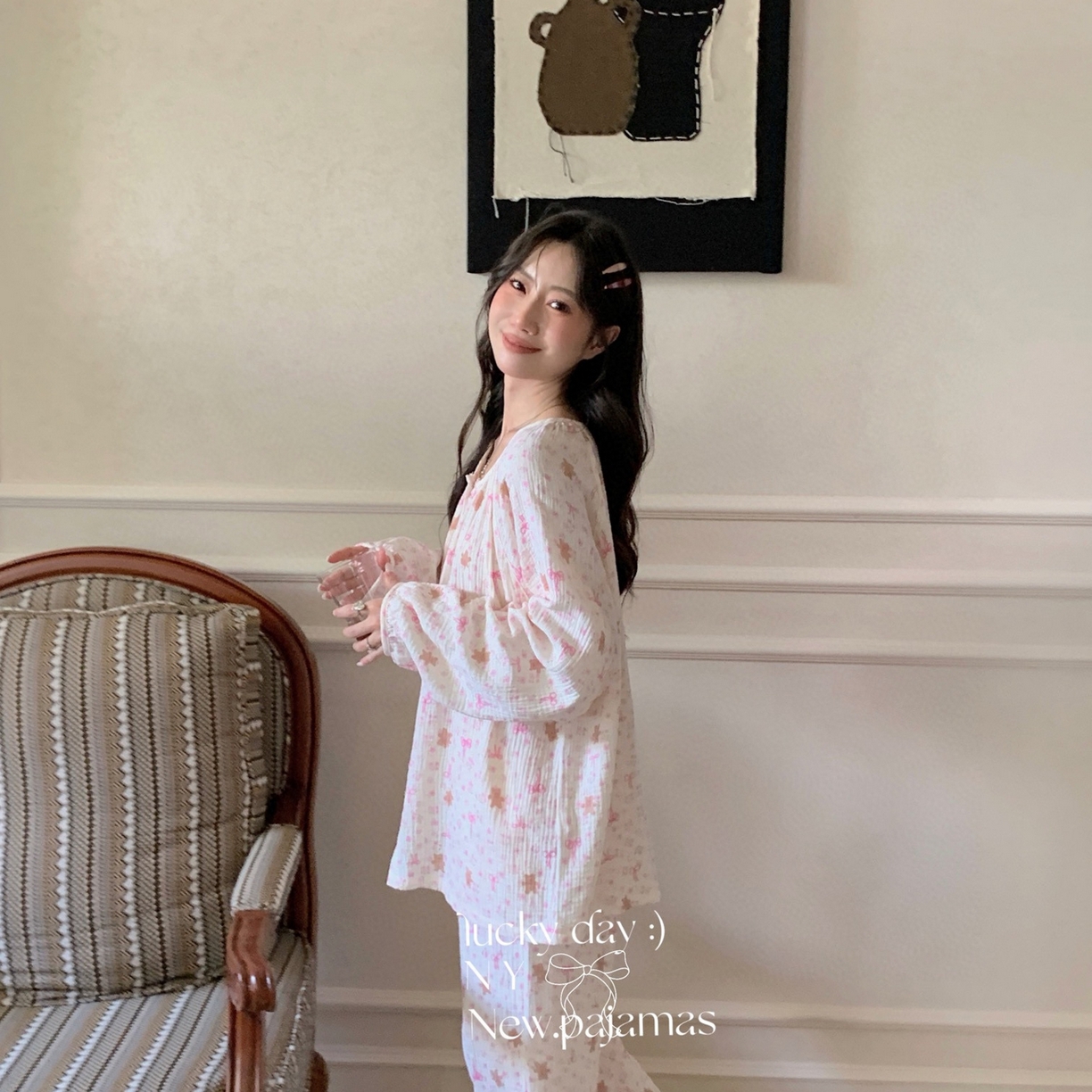 91家纺网 家纺一手货源 找家纺 纽约生活 2025新款绉布圆领开扣长袖长裤（会员-5） 蝴蝶结粉熊