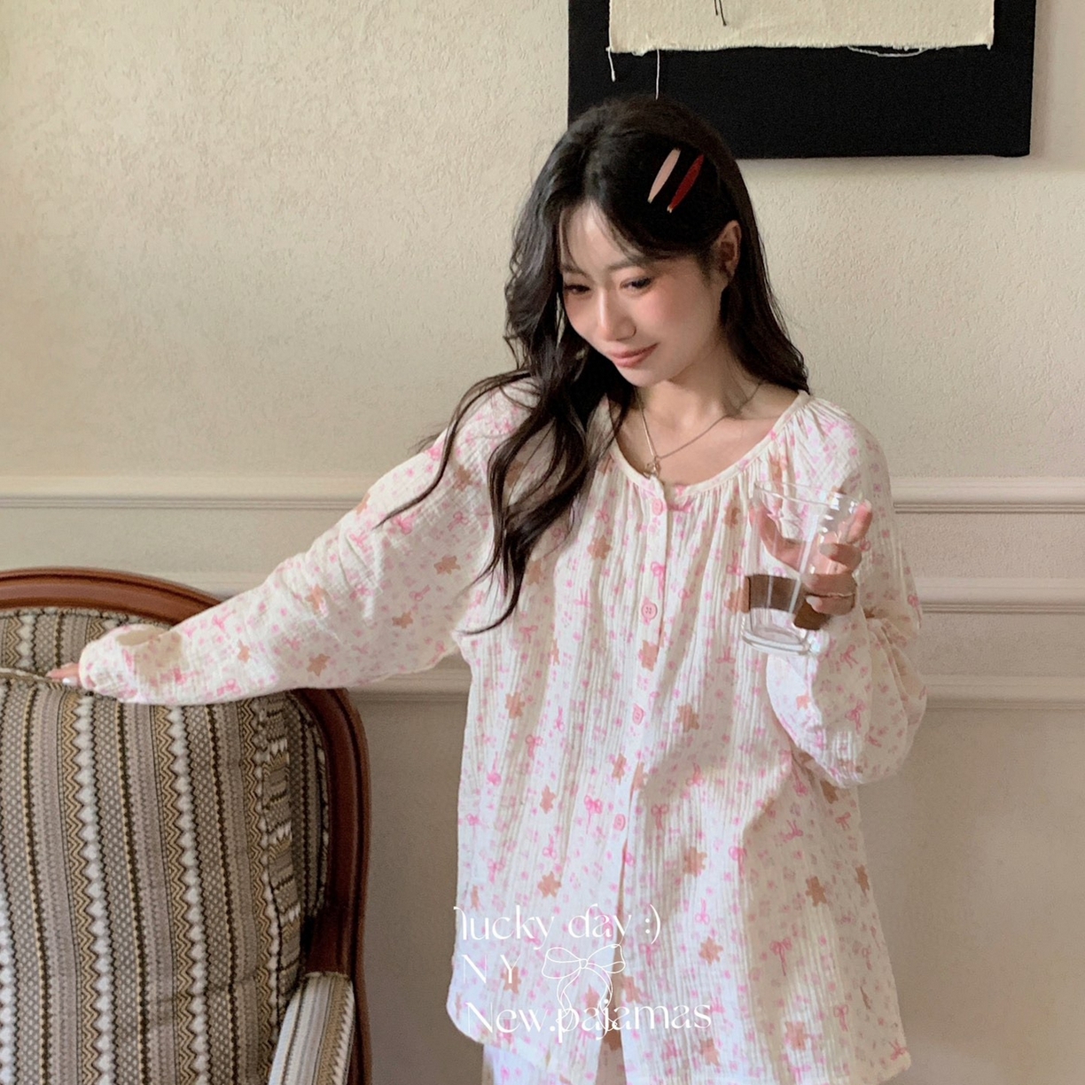 91家纺网 家纺一手货源 找家纺 纽约生活 2025新款绉布圆领开扣长袖长裤（会员-5） 蝴蝶结粉熊