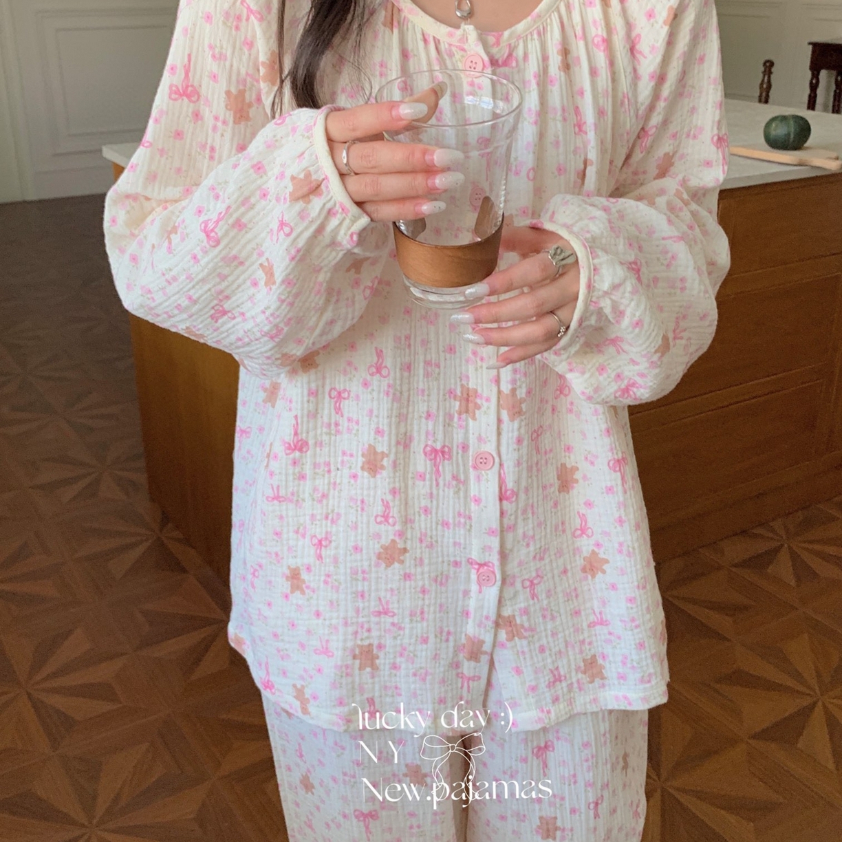 91家纺网 家纺一手货源 找家纺 纽约生活 2025新款绉布圆领开扣长袖长裤（会员-5） 蝴蝶结粉熊