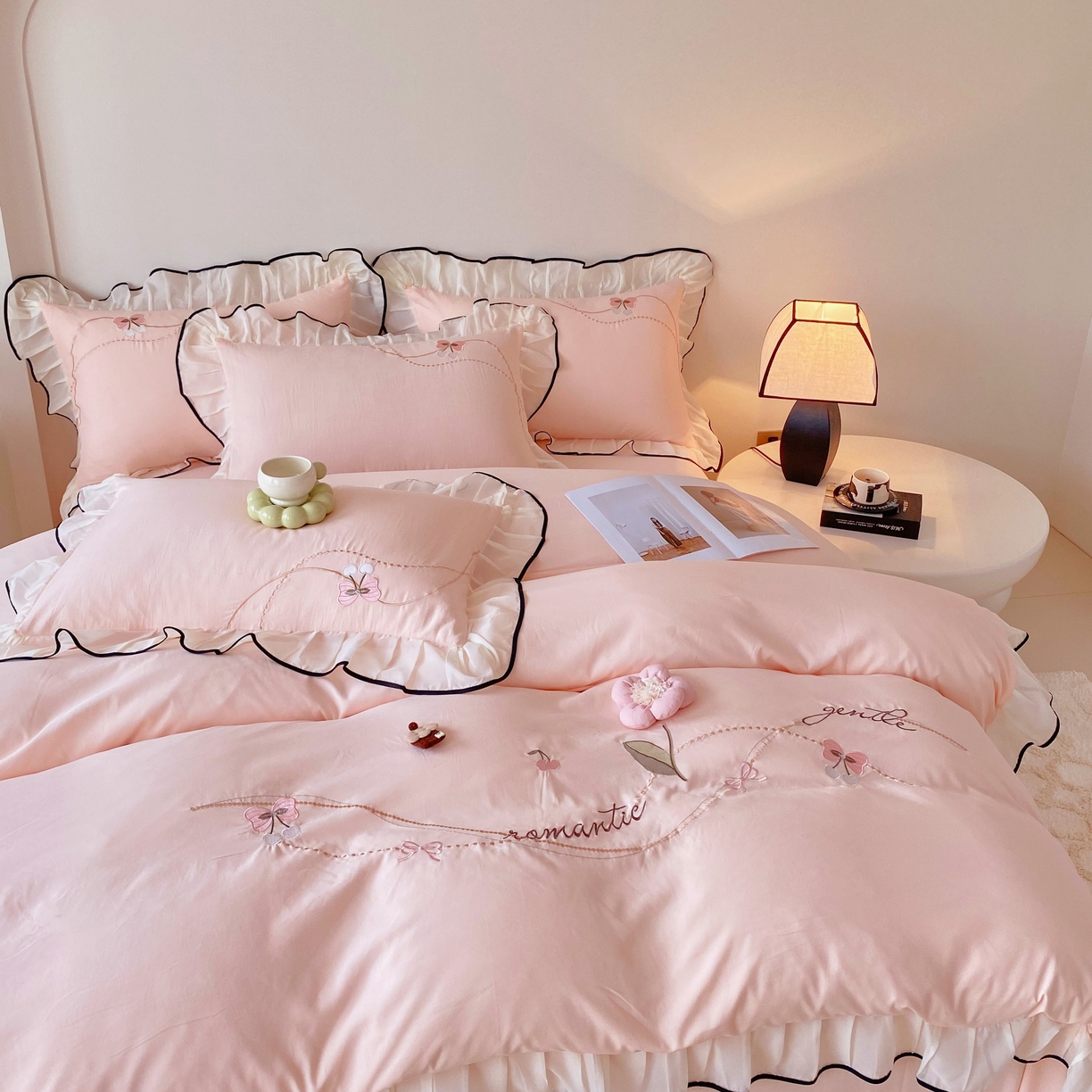 91家纺网 家纺一手货源 找家纺 （总）大麦乐田 2025新款公主风水洗糯小棉少女心柔软立体花刺绣蕾丝花边四件套