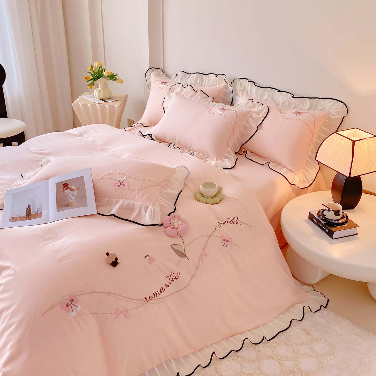 91家纺网 家纺一手货源 找家纺 （总）大麦乐田 2025新款公主风水洗糯小棉少女心柔软立体花刺绣蕾丝花边四件套