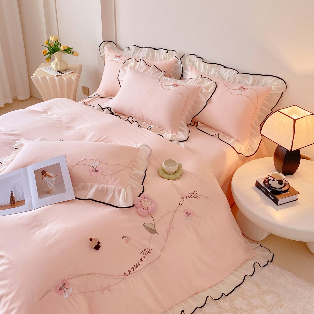 91家纺网 家纺一手货源 找家纺 （总）大麦乐田 2025新款公主风水洗糯小棉少女心柔软立体花刺绣蕾丝花边四件套