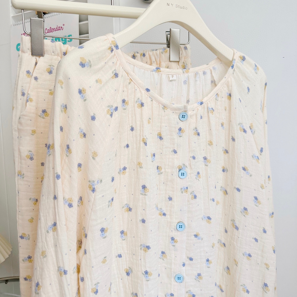 91家纺网 家纺一手货源 找家纺 纽约生活 2025新款绉布圆领开扣长袖长裤（会员-5） 蓝碎花