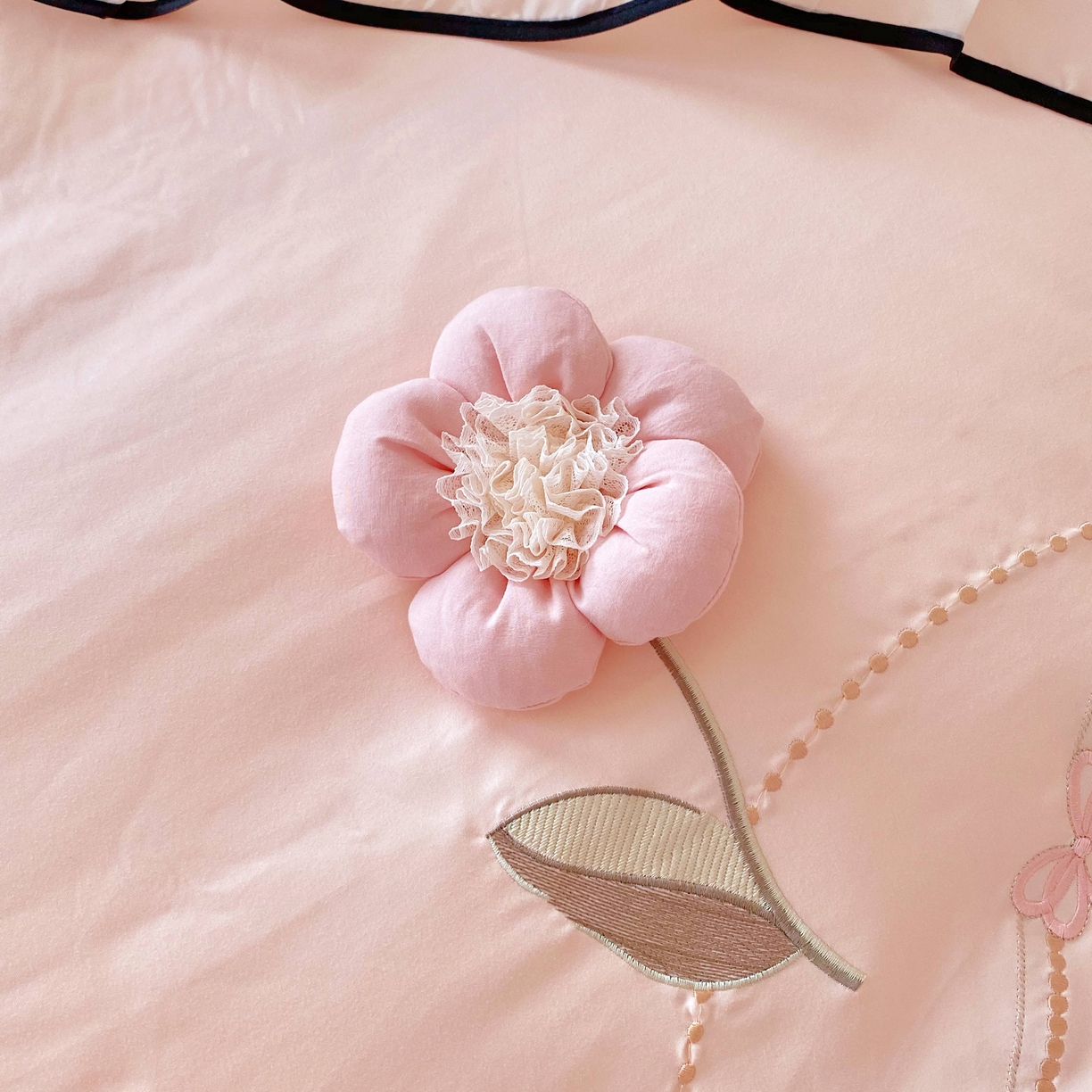 91家纺网 家纺一手货源 找家纺 （总）大麦乐田 2025新款公主风水洗糯小棉少女心柔软立体花刺绣蕾丝花边四件套