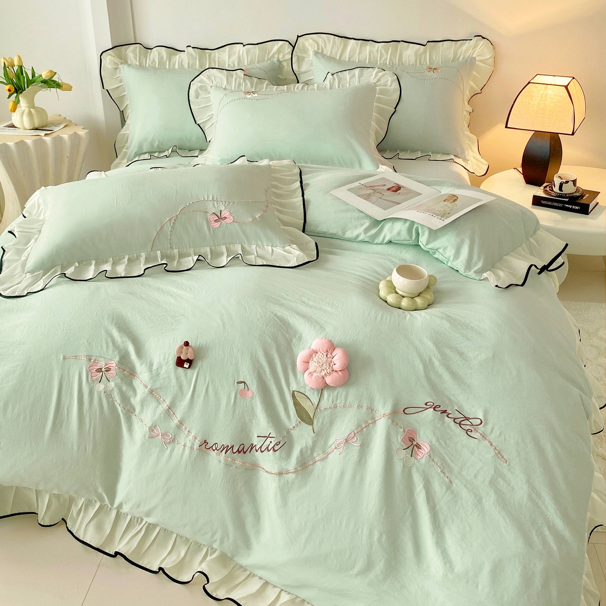 91家纺网 家纺一手货源 找家纺 （总）大麦乐田 2025新款公主风水洗糯小棉少女心柔软立体花刺绣蕾丝花边四件套