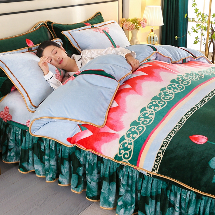 91家纺网 家纺一手货源 找家纺 橘姿 2025新款8-9斤床裙款牛奶绒四件套金貂绒法兰绒宝宝绒 荷塘月色