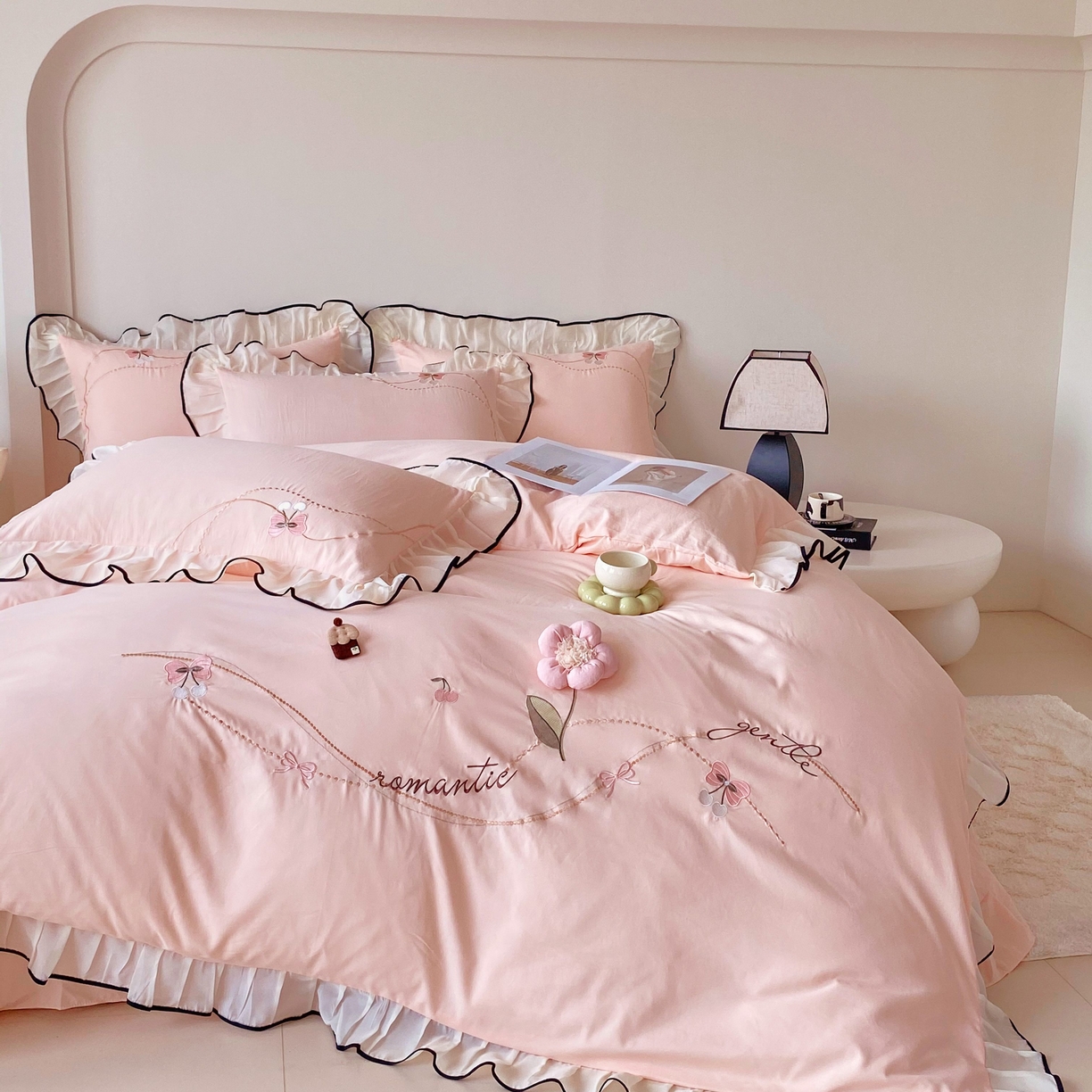 91家纺网 家纺一手货源 找家纺 大麦乐田 2025新款公主风水洗糯小棉少女心柔软立体花刺绣蕾丝花边四件套 浪漫海风-嫩玉