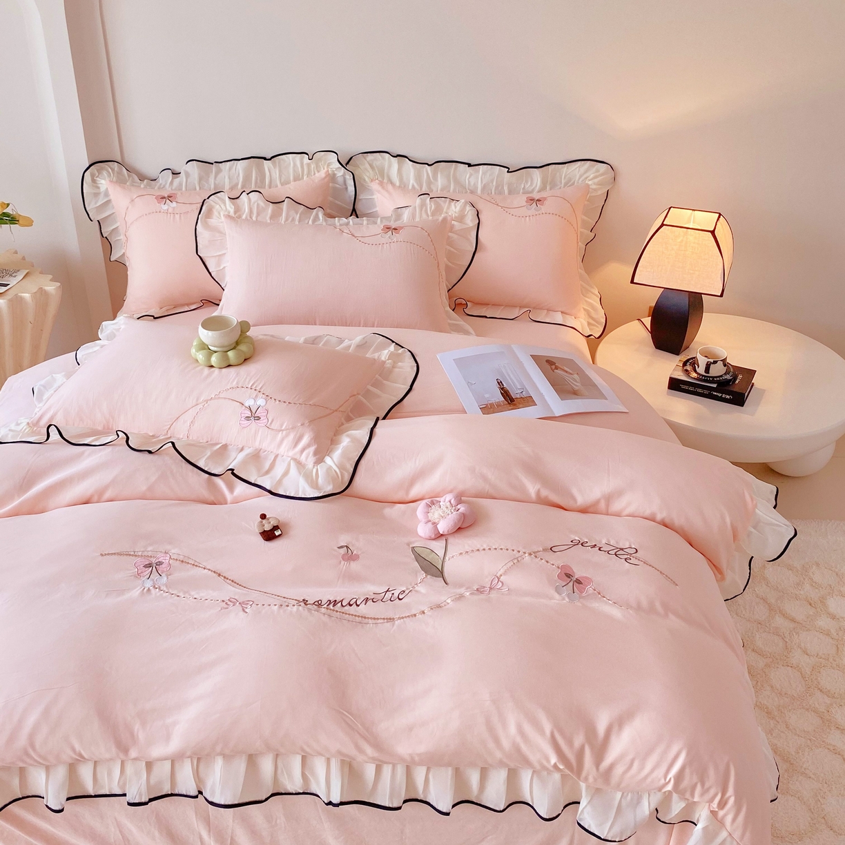 91家纺网 家纺一手货源 找家纺 大麦乐田 2025新款公主风水洗糯小棉少女心柔软立体花刺绣蕾丝花边四件套 浪漫海风-嫩玉