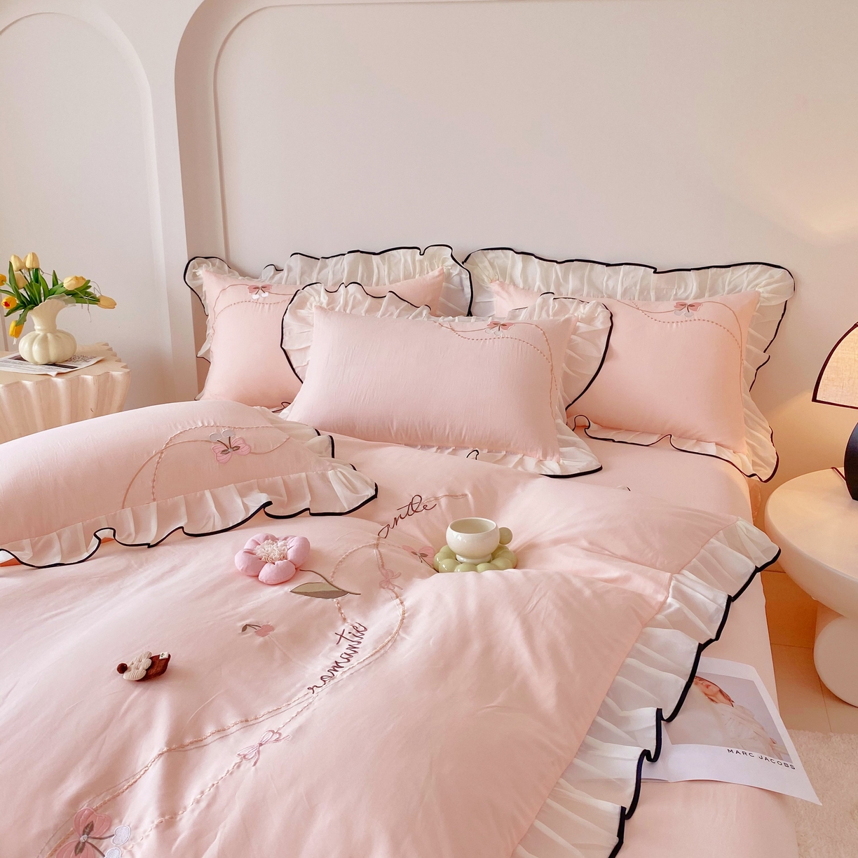 91家纺网 家纺一手货源 找家纺 大麦乐田 2025新款公主风水洗糯小棉少女心柔软立体花刺绣蕾丝花边四件套 浪漫海风-嫩玉