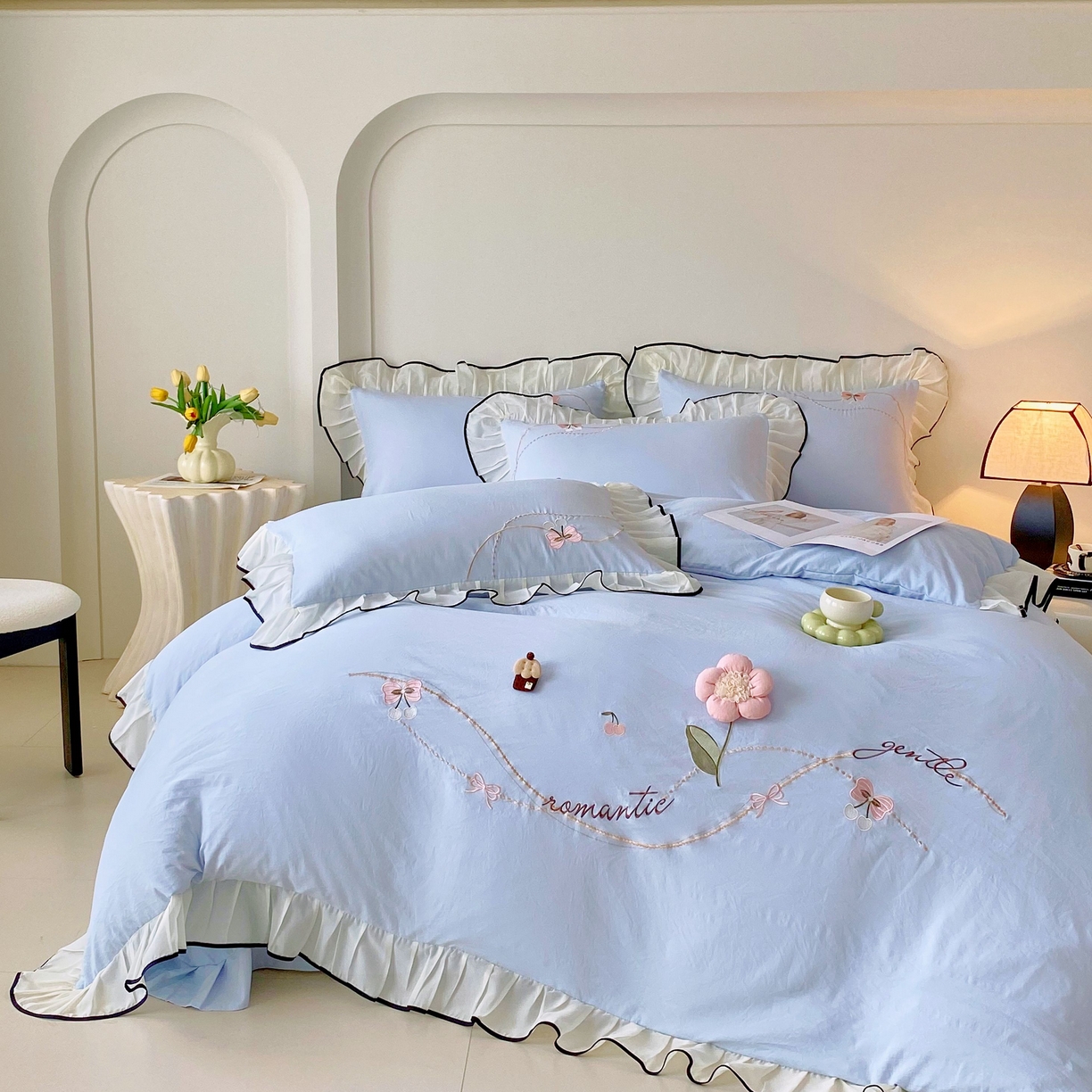 91家纺网 家纺一手货源 找家纺 大麦乐田 2025新款公主风水洗糯小棉少女心柔软立体花刺绣蕾丝花边四件套 浪漫海风-浅兰