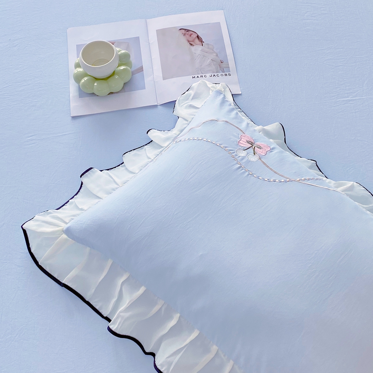 91家纺网 家纺一手货源 找家纺 大麦乐田 2025新款公主风水洗糯小棉少女心柔软立体花刺绣蕾丝花边四件套 浪漫海风-浅兰