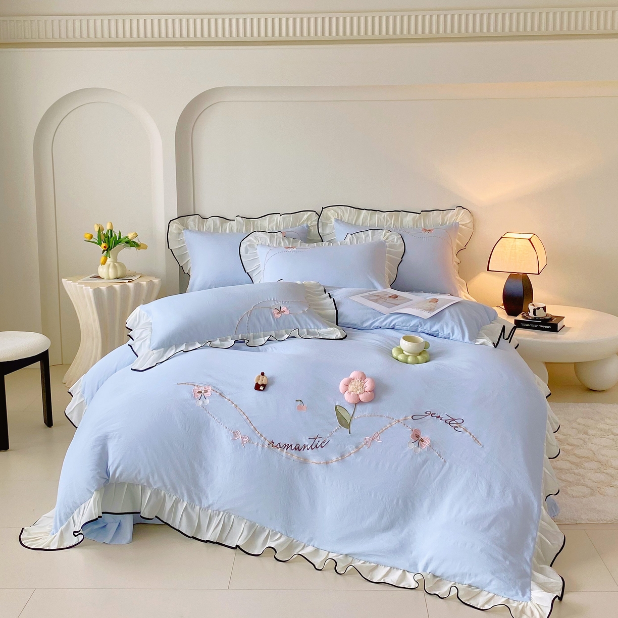 91家纺网 家纺一手货源 找家纺 大麦乐田 2025新款公主风水洗糯小棉少女心柔软立体花刺绣蕾丝花边四件套 浪漫海风-浅兰