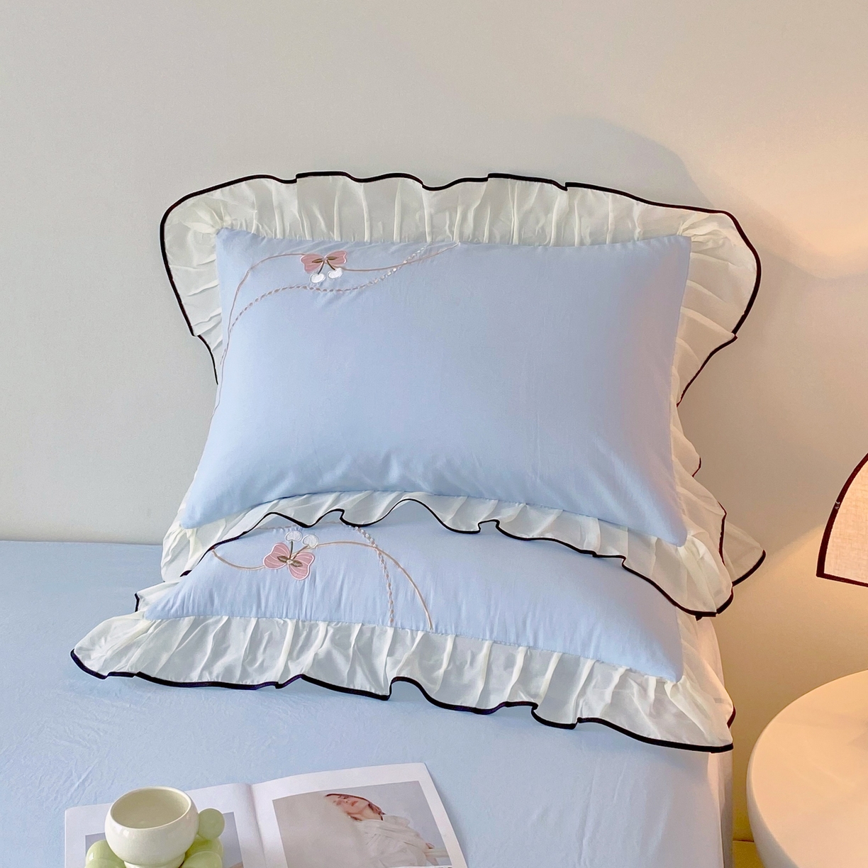 91家纺网 家纺一手货源 找家纺 大麦乐田 2025新款公主风水洗糯小棉少女心柔软立体花刺绣蕾丝花边四件套 浪漫海风-浅兰