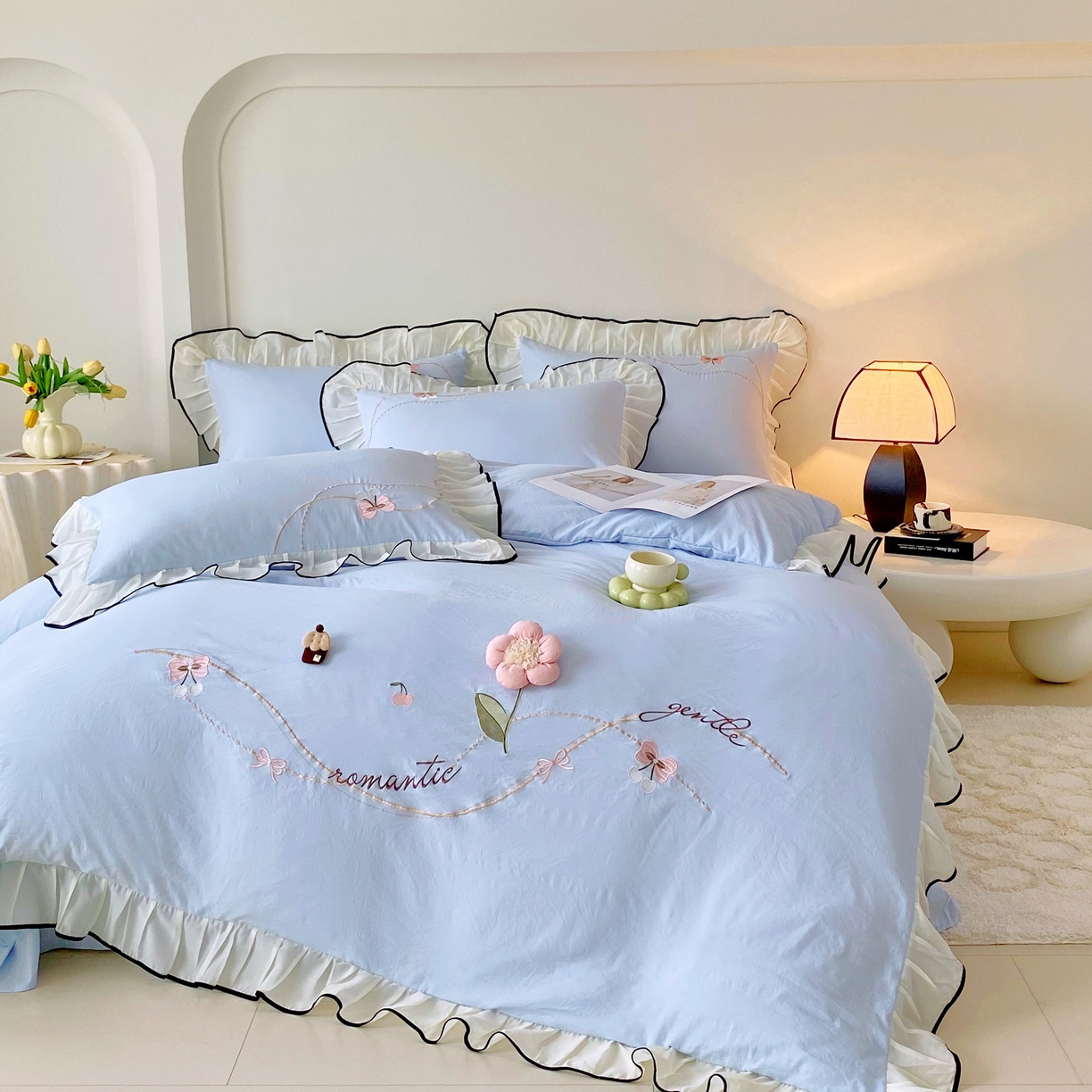 91家纺网 家纺一手货源 找家纺 大麦乐田 2025新款公主风水洗糯小棉少女心柔软立体花刺绣蕾丝花边四件套 浪漫海风-浅兰