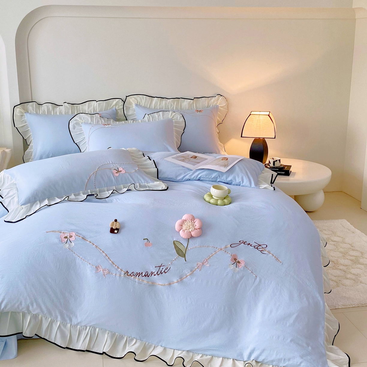 91家纺网 家纺一手货源 找家纺 大麦乐田 2025新款公主风水洗糯小棉少女心柔软立体花刺绣蕾丝花边四件套 浪漫海风-浅兰