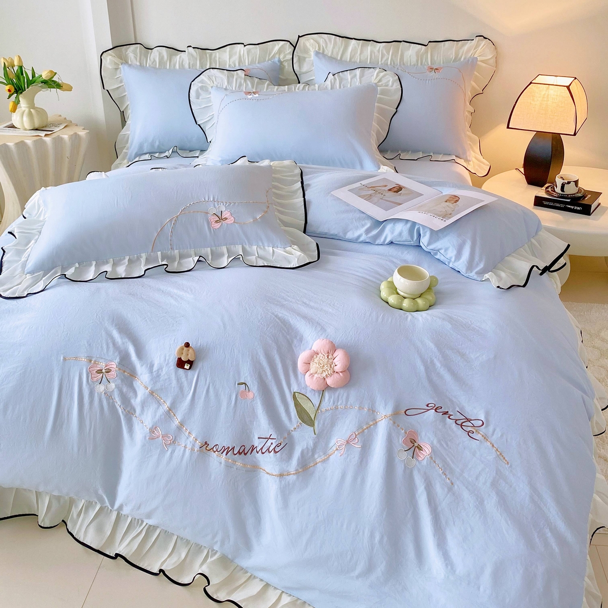 91家纺网 家纺一手货源 找家纺 大麦乐田 2025新款公主风水洗糯小棉少女心柔软立体花刺绣蕾丝花边四件套 浪漫海风-浅兰