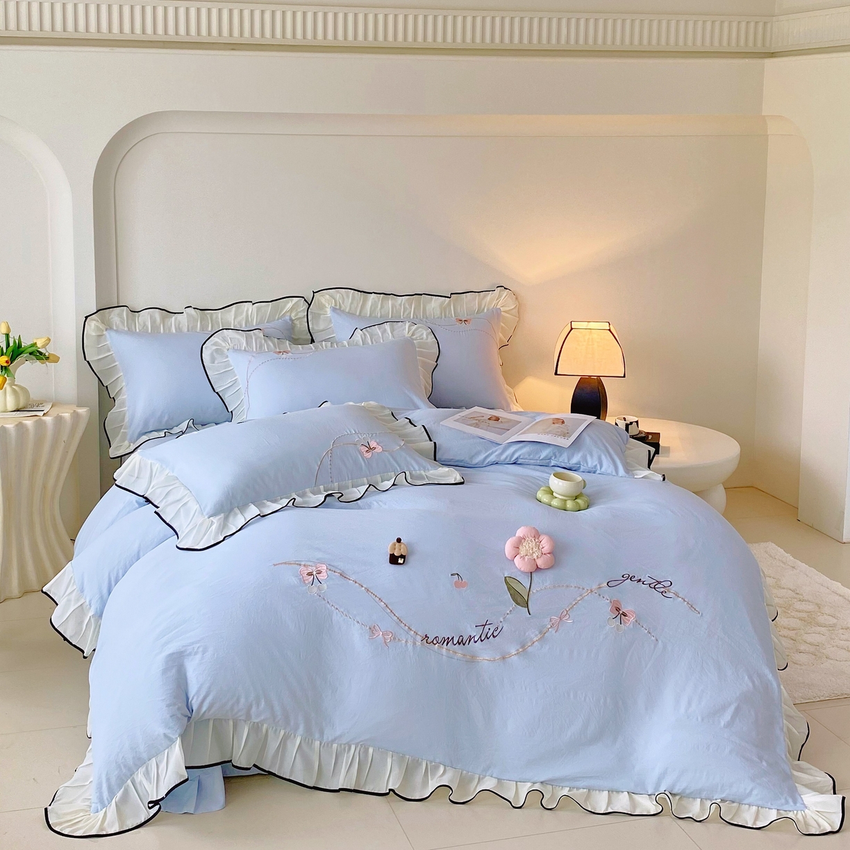 91家纺网 家纺一手货源 找家纺 大麦乐田 2025新款公主风水洗糯小棉少女心柔软立体花刺绣蕾丝花边四件套 浪漫海风-浅兰