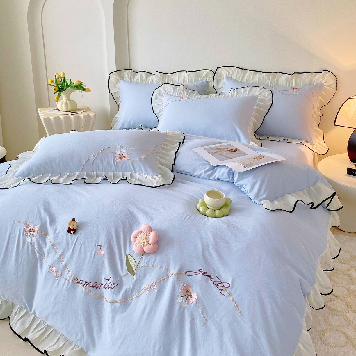 91家纺网 家纺一手货源 找家纺 大麦乐田 2025新款公主风水洗糯小棉少女心柔软立体花刺绣蕾丝花边四件套 浪漫海风-浅兰