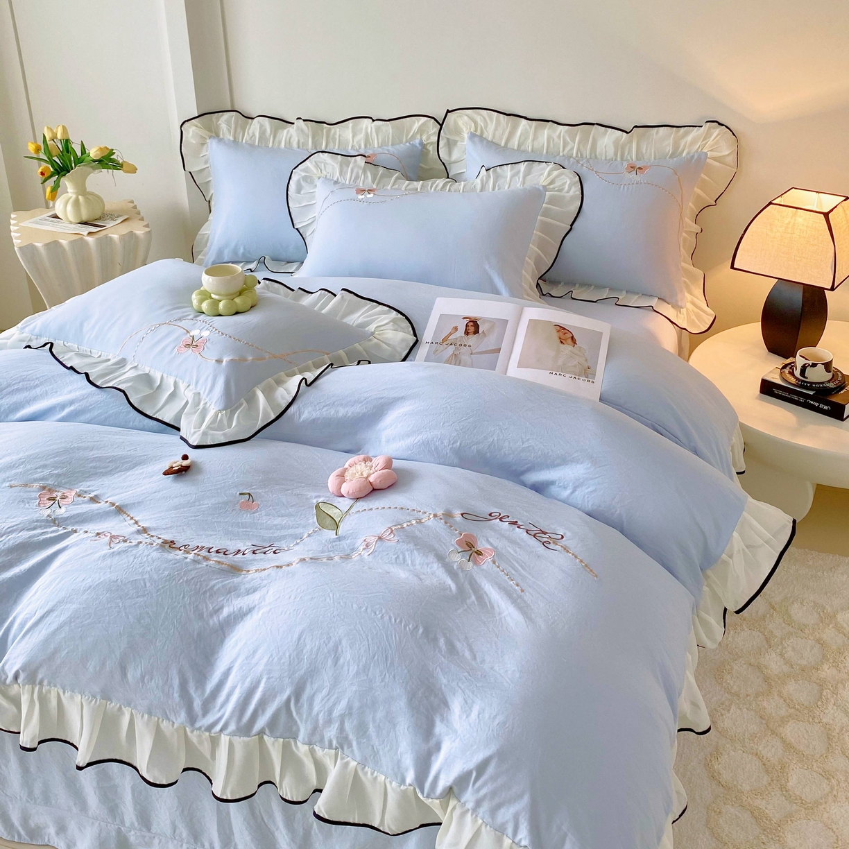 91家纺网 家纺一手货源 找家纺 大麦乐田 2025新款公主风水洗糯小棉少女心柔软立体花刺绣蕾丝花边四件套 浪漫海风-浅兰