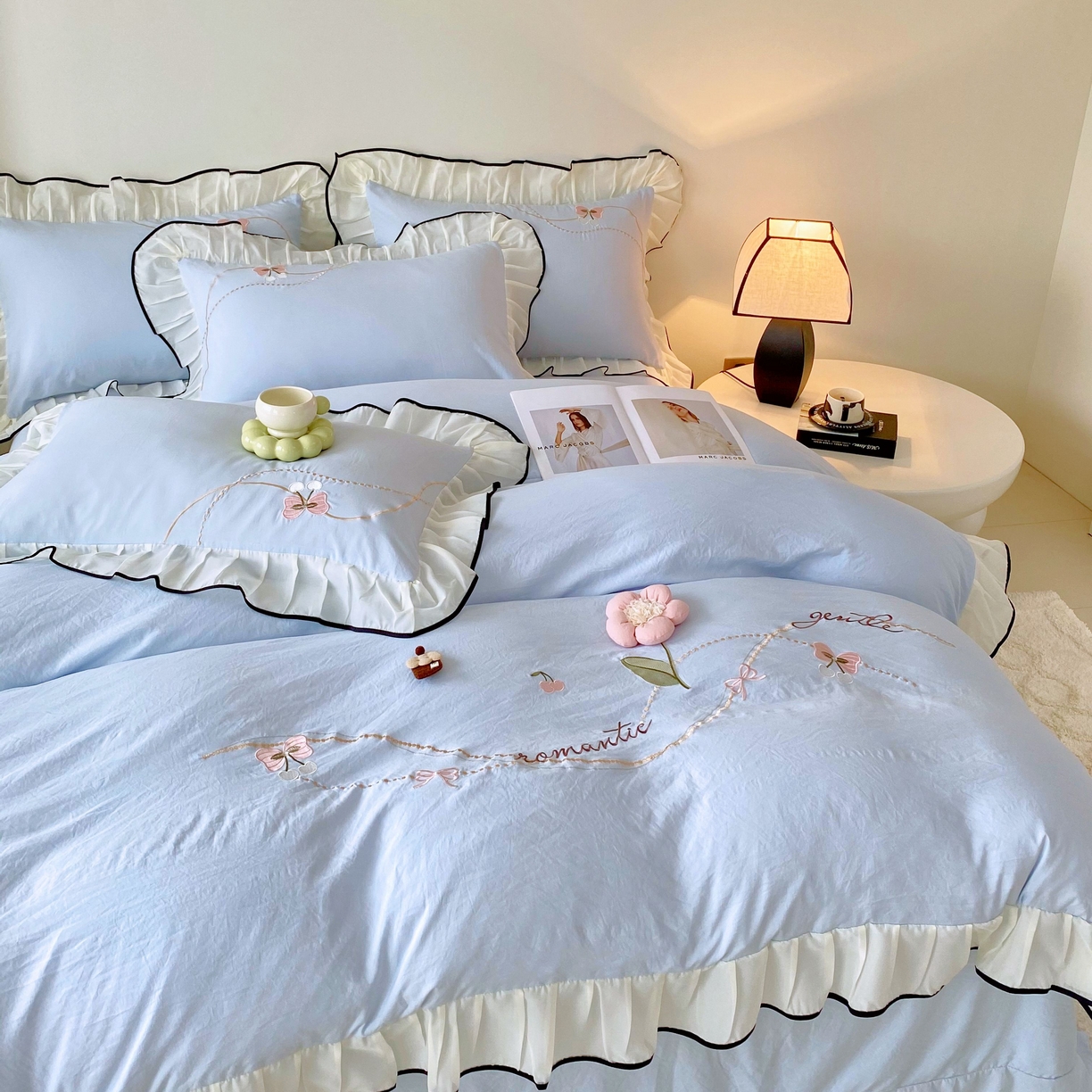 91家纺网 家纺一手货源 找家纺 大麦乐田 2025新款公主风水洗糯小棉少女心柔软立体花刺绣蕾丝花边四件套 浪漫海风-浅兰