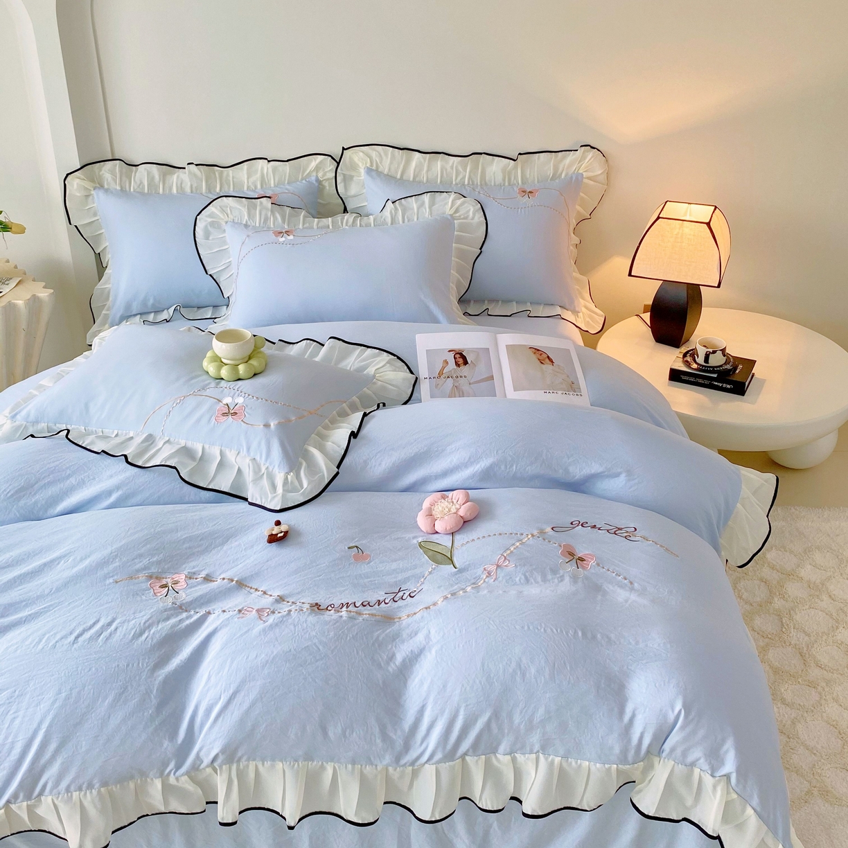 91家纺网 家纺一手货源 找家纺 大麦乐田 2025新款公主风水洗糯小棉少女心柔软立体花刺绣蕾丝花边四件套 浪漫海风-浅兰