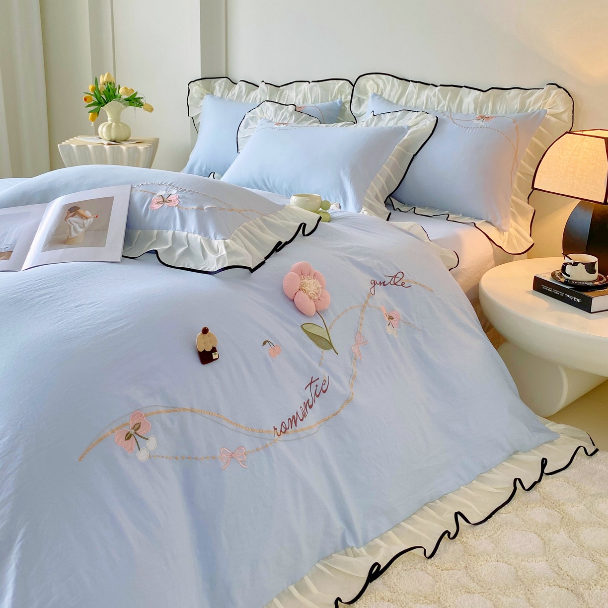 91家纺网 家纺一手货源 找家纺 大麦乐田 2025新款公主风水洗糯小棉少女心柔软立体花刺绣蕾丝花边四件套 浪漫海风-浅兰