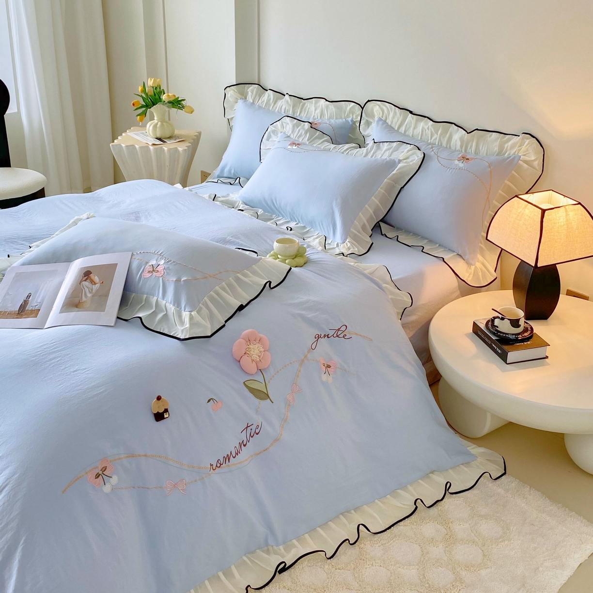 91家纺网 家纺一手货源 找家纺 大麦乐田 2025新款公主风水洗糯小棉少女心柔软立体花刺绣蕾丝花边四件套 浪漫海风-浅兰