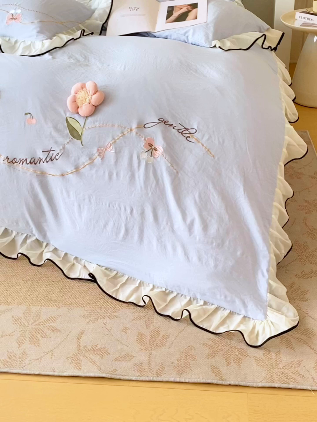 91家纺网 家纺一手货源 找家纺 大麦乐田 2025新款公主风水洗糯小棉少女心柔软立体花刺绣蕾丝花边四件套 浪漫海风-浅兰