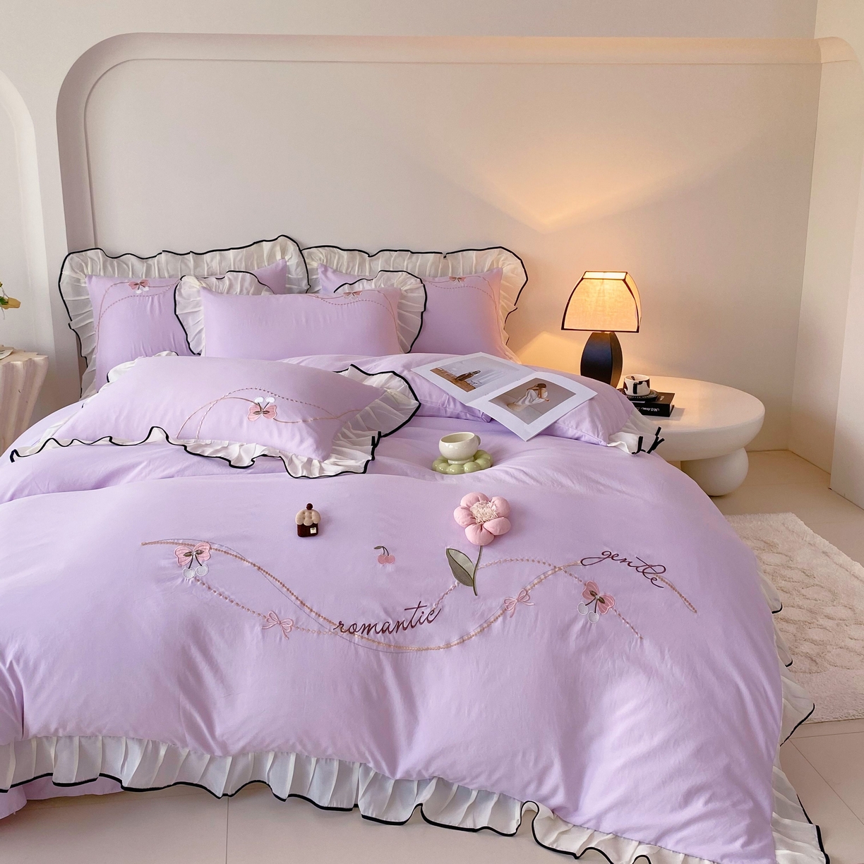 91家纺网 家纺一手货源 找家纺 大麦乐田 2025新款公主风水洗糯小棉少女心柔软立体花刺绣蕾丝花边四件套 浪漫海风-嫩紫