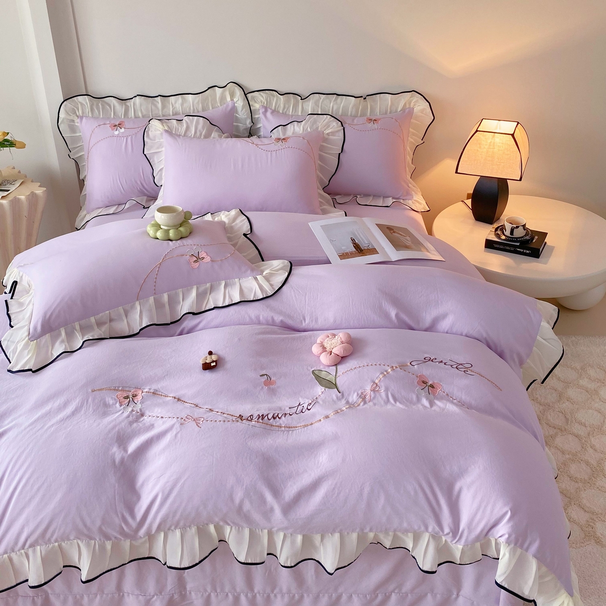 91家纺网 家纺一手货源 找家纺 大麦乐田 2025新款公主风水洗糯小棉少女心柔软立体花刺绣蕾丝花边四件套 浪漫海风-嫩紫