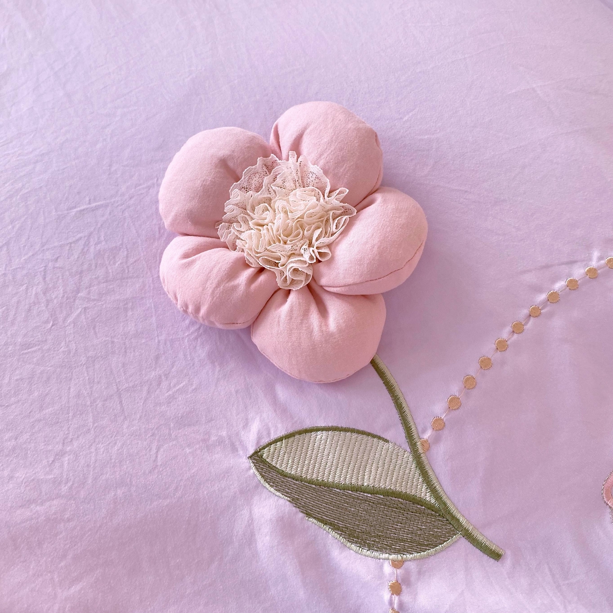 91家纺网 家纺一手货源 找家纺 大麦乐田 2025新款公主风水洗糯小棉少女心柔软立体花刺绣蕾丝花边四件套 浪漫海风-嫩紫