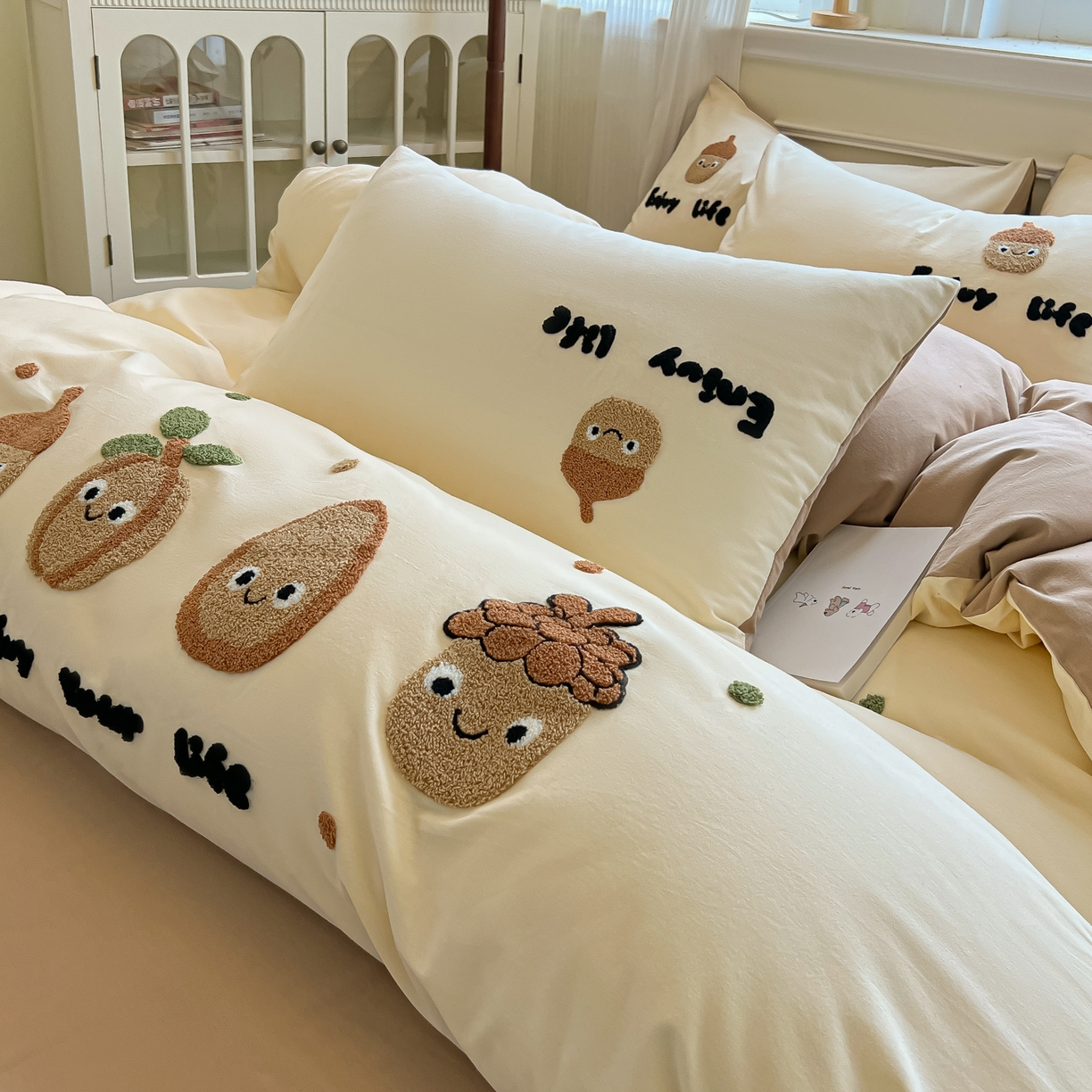 91家纺网 家纺一手货源 找家纺 多乐家纺 2025新款全棉纯棉磨毛毛巾绣四件套 坚果家族—奶咖