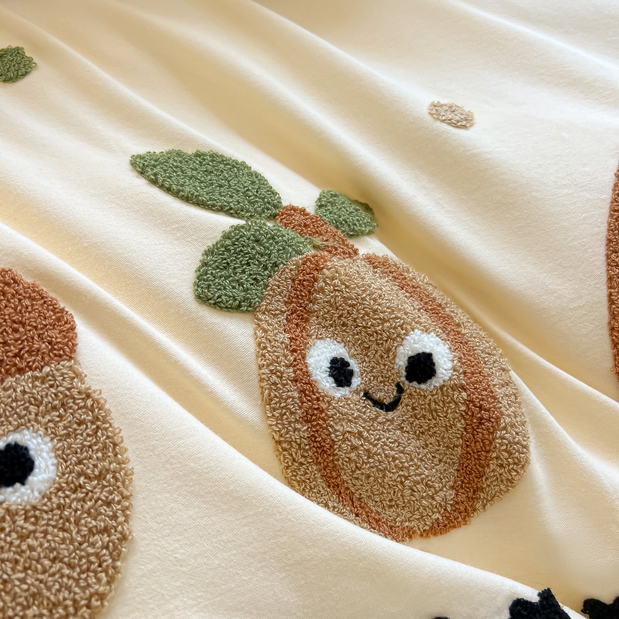 91家纺网 家纺一手货源 找家纺 多乐家纺 2025新款全棉纯棉磨毛毛巾绣四件套 坚果家族—奶咖