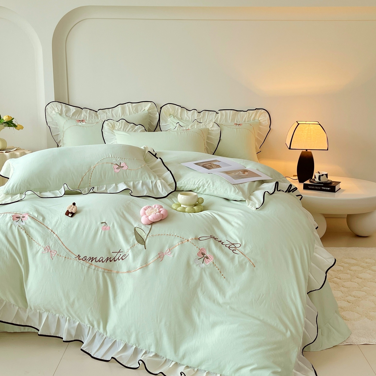 91家纺网 家纺一手货源 找家纺 大麦乐田 2025新款公主风水洗糯小棉少女心柔软立体花刺绣蕾丝花边四件套 浪漫海风-嫩绿