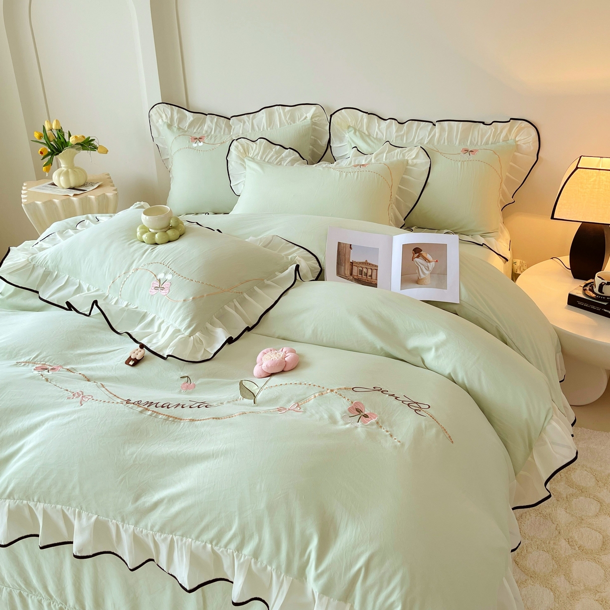 91家纺网 家纺一手货源 找家纺 大麦乐田 2025新款公主风水洗糯小棉少女心柔软立体花刺绣蕾丝花边四件套 浪漫海风-嫩绿