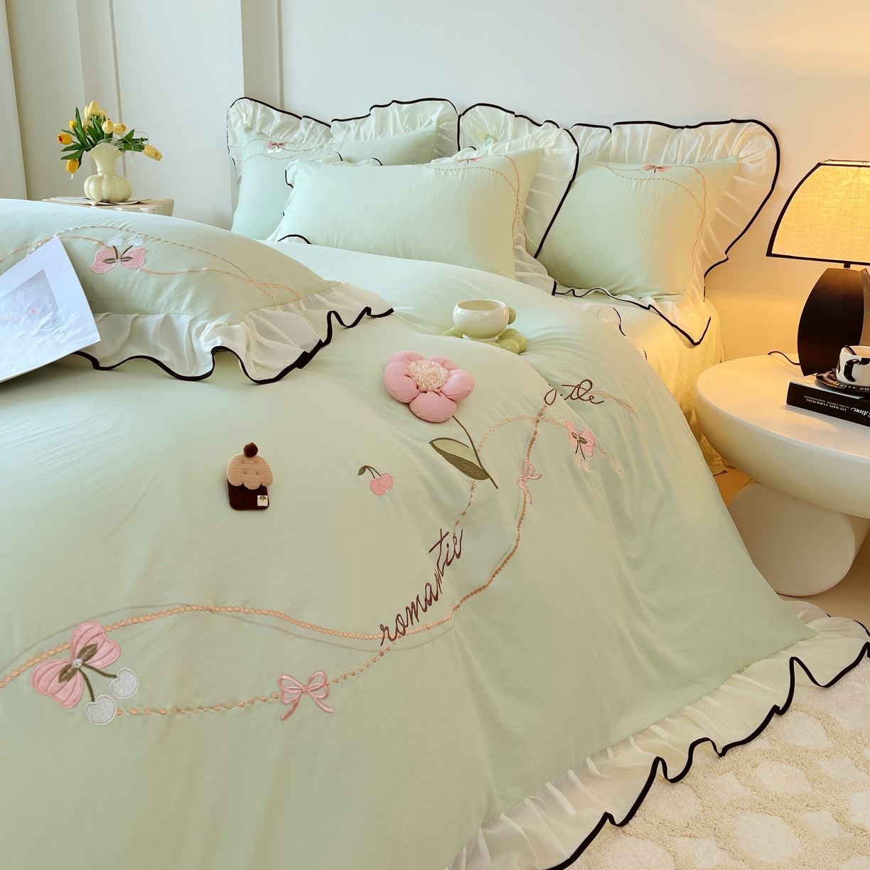 91家纺网 家纺一手货源 找家纺 大麦乐田 2025新款公主风水洗糯小棉少女心柔软立体花刺绣蕾丝花边四件套 浪漫海风-嫩绿