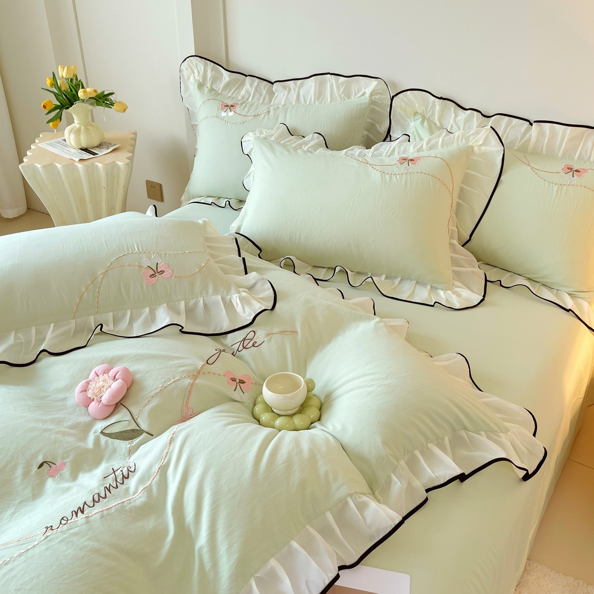 91家纺网 家纺一手货源 找家纺 大麦乐田 2025新款公主风水洗糯小棉少女心柔软立体花刺绣蕾丝花边四件套 浪漫海风-嫩绿