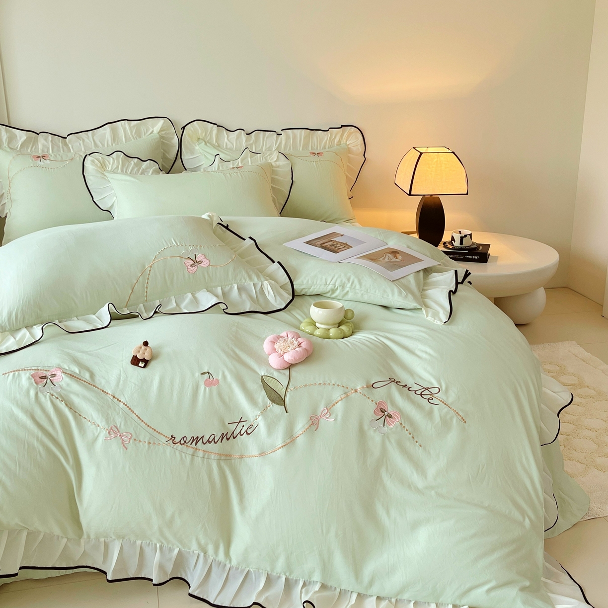 91家纺网 家纺一手货源 找家纺 大麦乐田 2025新款公主风水洗糯小棉少女心柔软立体花刺绣蕾丝花边四件套 浪漫海风-嫩绿