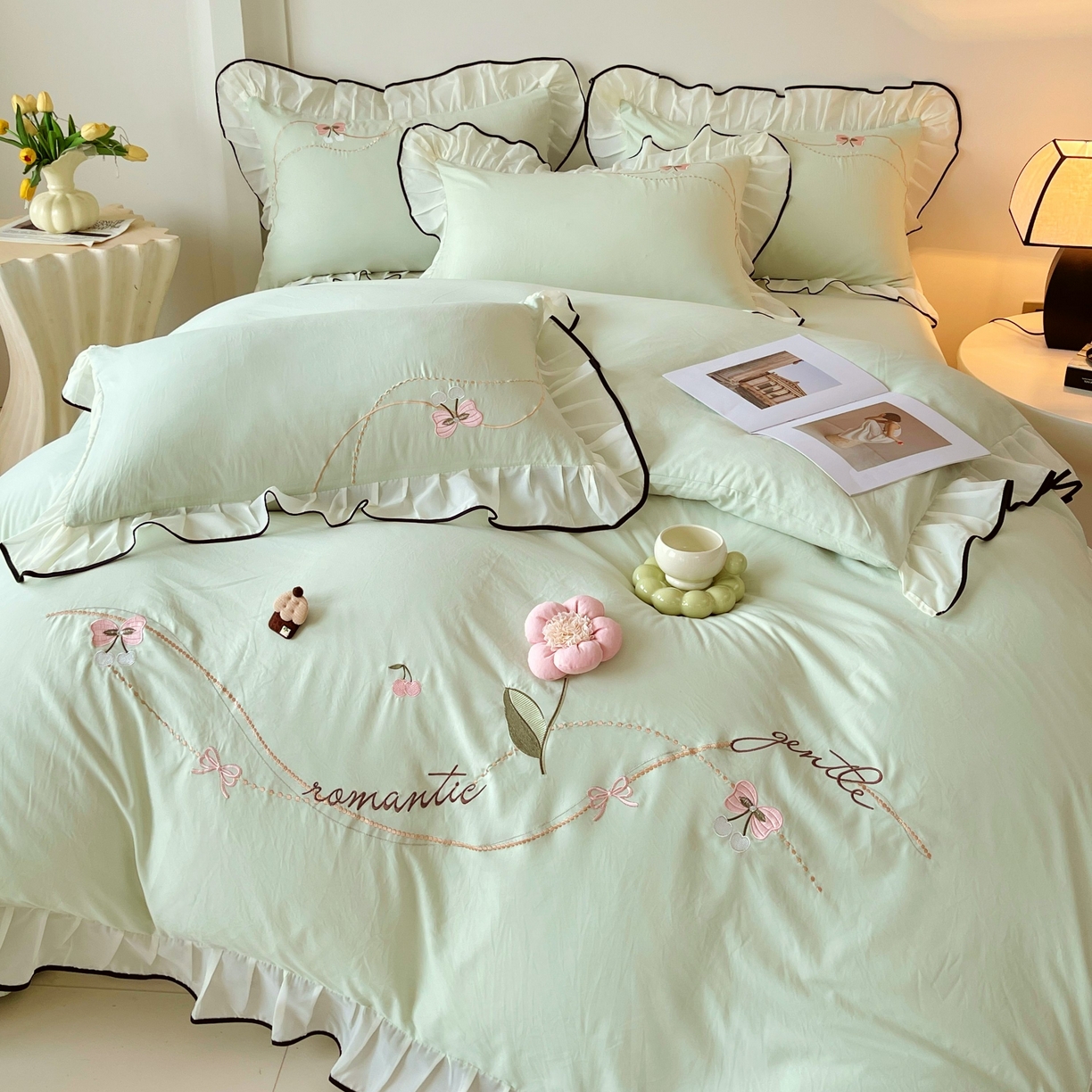 91家纺网 家纺一手货源 找家纺 大麦乐田 2025新款公主风水洗糯小棉少女心柔软立体花刺绣蕾丝花边四件套 浪漫海风-嫩绿