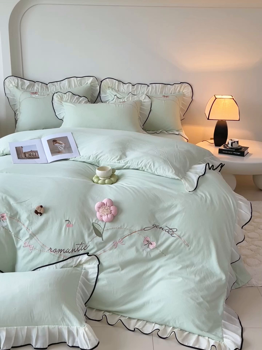 91家纺网 家纺一手货源 找家纺 大麦乐田 2025新款公主风水洗糯小棉少女心柔软立体花刺绣蕾丝花边四件套 浪漫海风-嫩绿